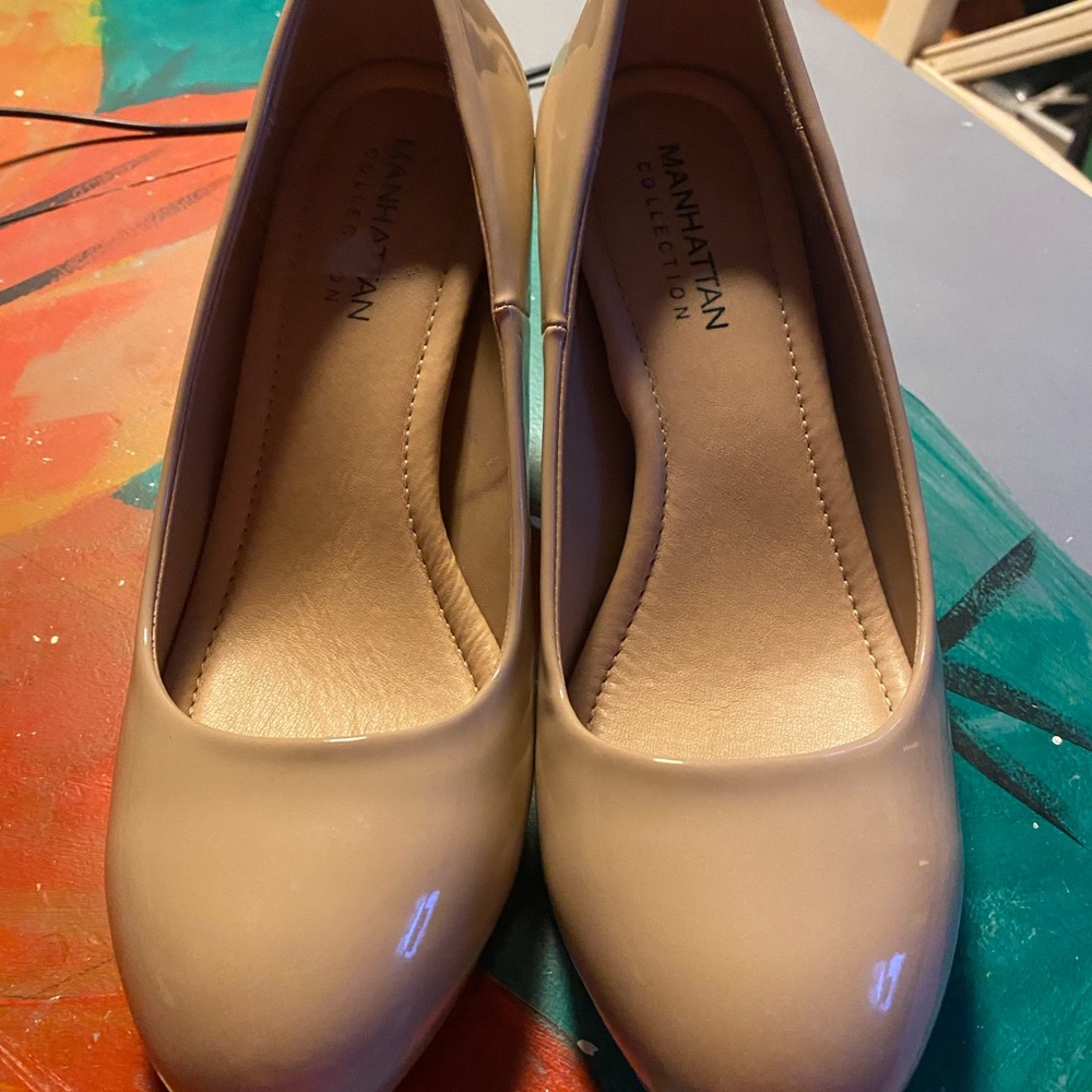 Women’s nude pumps size 8